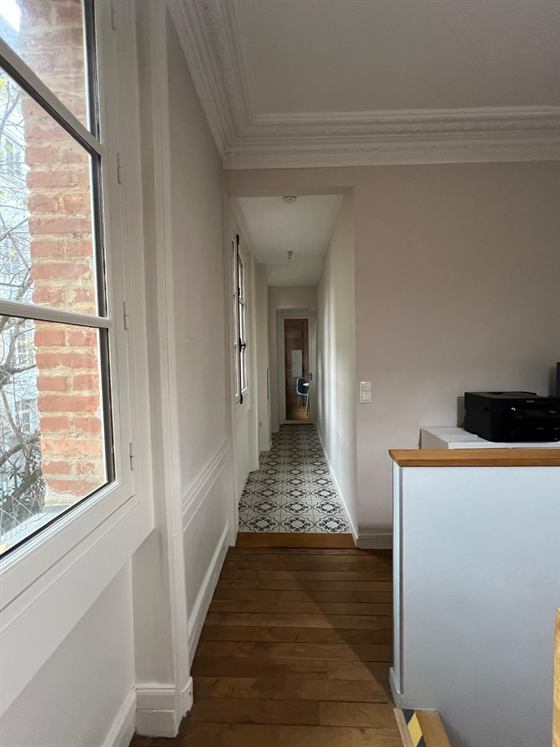 Palier lumineux avec carreaux de ciment et imprimante multifonction